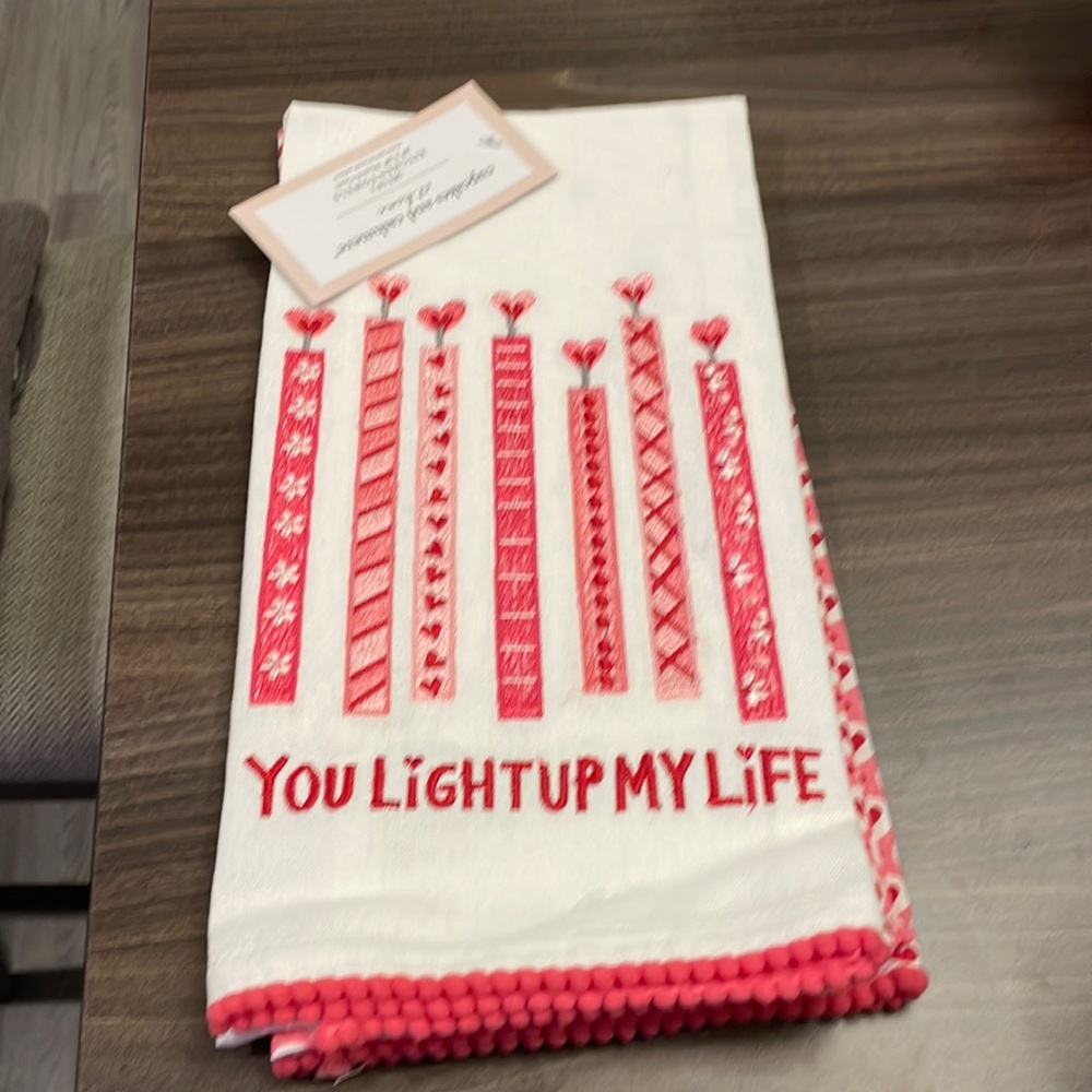 Cupcakes and Cashmere Valentines Towels NWT